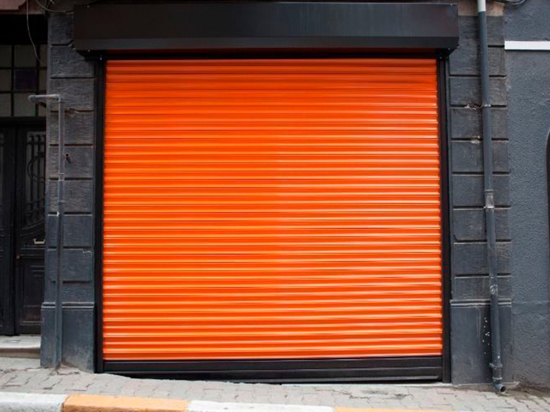 Portas automáticas de enrolar: a solução inteligente para logistas, galpões e construtoras